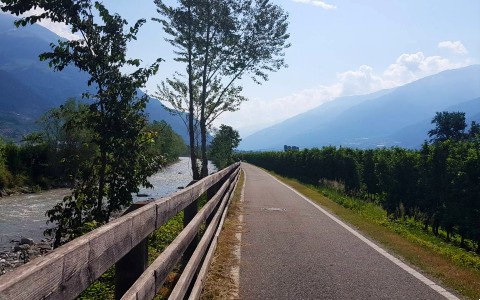 Radweg Vinschgau bei Goldrain an der Etsch
