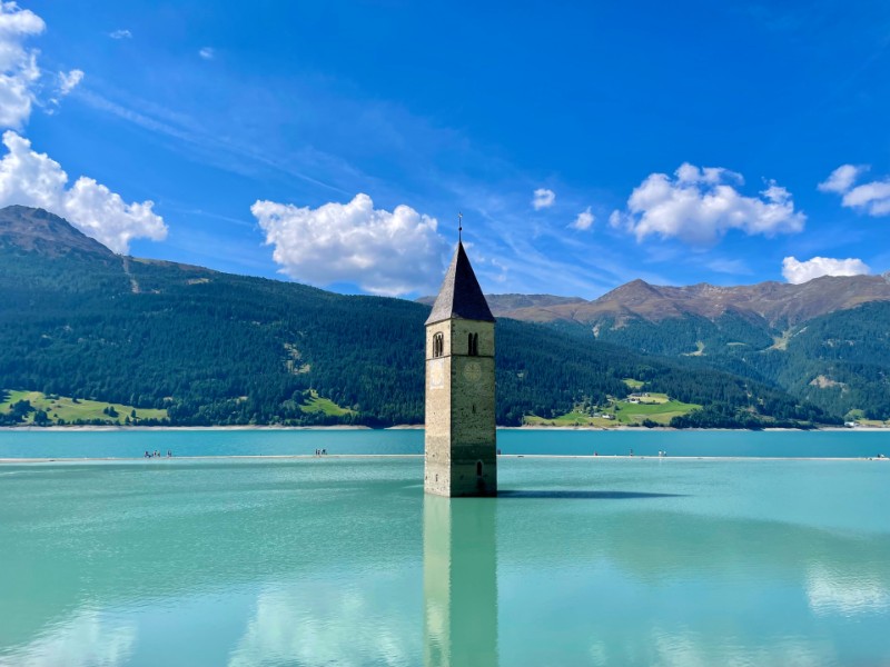 Sehenswert im Vinschgau: Der Kirchturm im Reschensee.