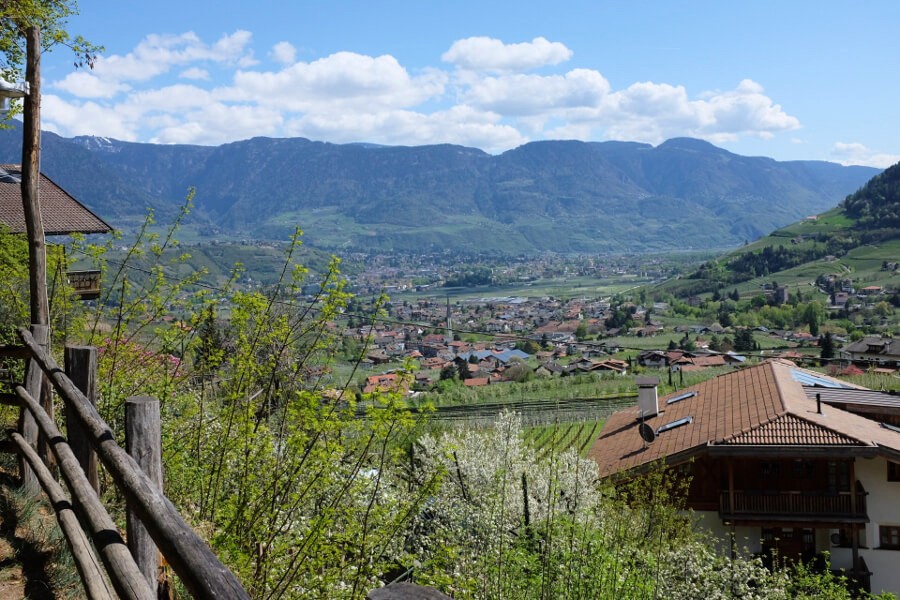 Blick auf Algund und Meran im Hintergrund