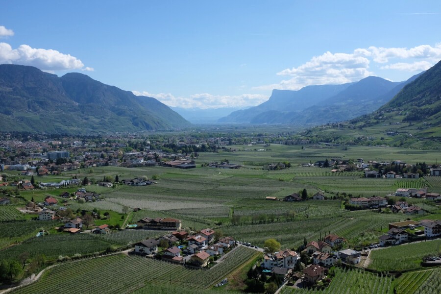 Das Etschtal mit dem Gantkofel in der Ferne