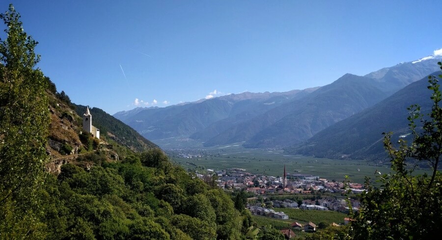Ausblick auf Schlanders und links die St.-Ägidius-Kirche