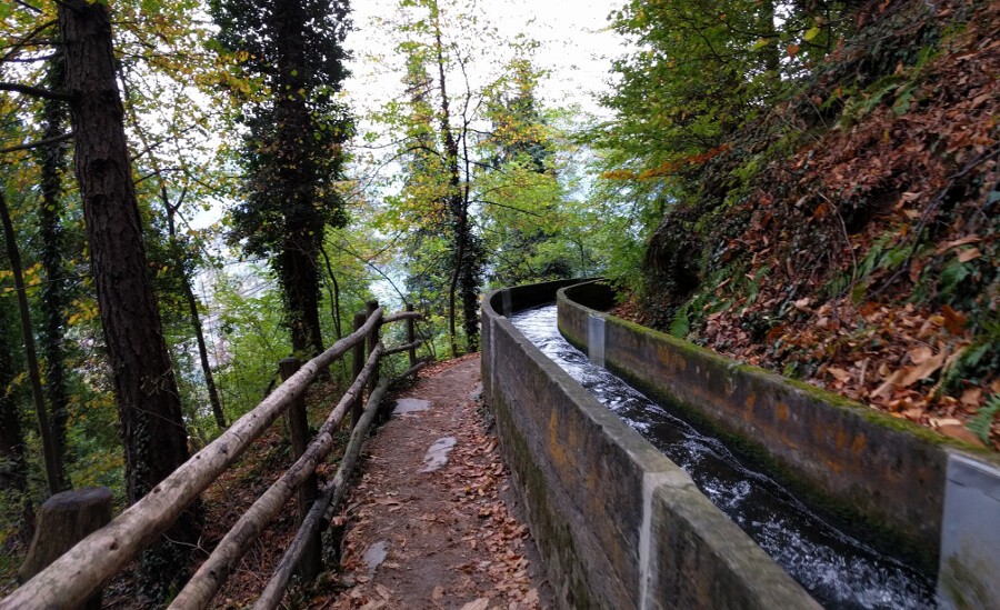 Wanderung am Marlinger Waalweg an einem Herbsttag