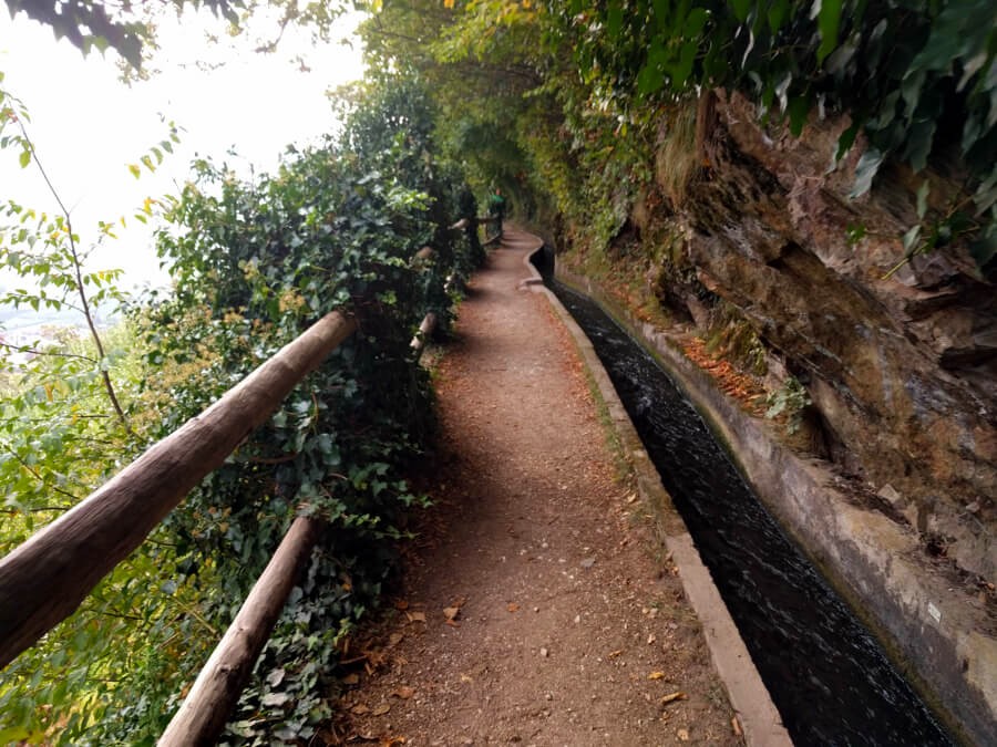 Der Waal wurde in den Felsen gehauen
