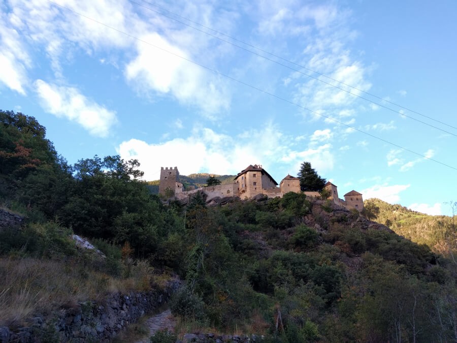 Unterhalb von Schloss Juval