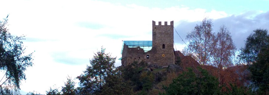 Blick hinter das Schloss