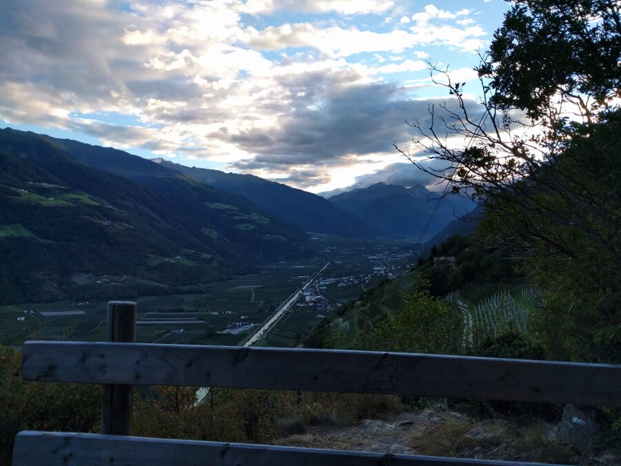 Abendstimmung am Waalweg mit Ausblick auf die Etsch
