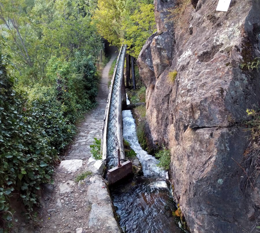 Das Wasser wird in Holzrinnen abgeleitet