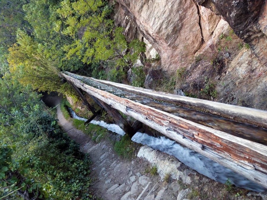 Eine sog. Kondl leitet den Waal über Schluchten und Felsen