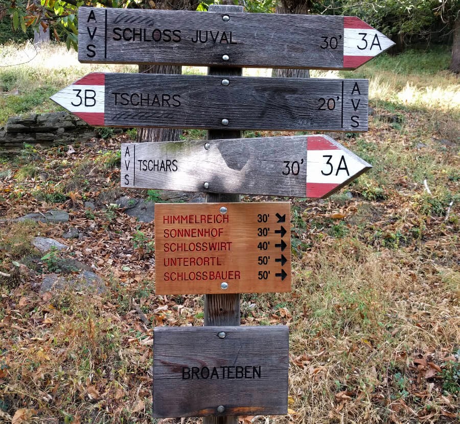 Holzschilder bei Broateben mit Wanderzeiten zu den Einkehrmöglichkeiten
