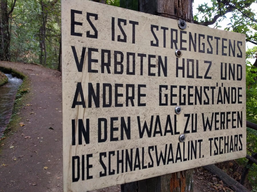 Hinweisschild am Waalweg