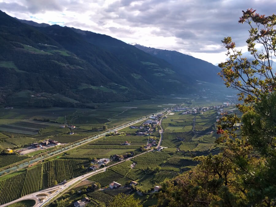 Aussicht auf Tomberg und Tschars, der Zwiebelturm ist gerade noch zu erkennen