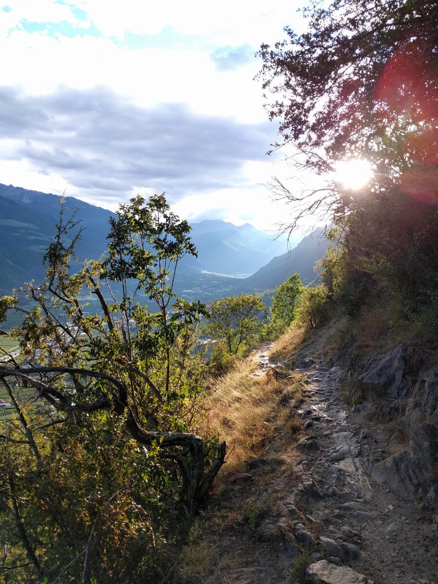 Sonnenuntergang am Waalweg nach Juval, hinten in den Wolken befindet sich die Orgelspitze (Laaser Spitze)
