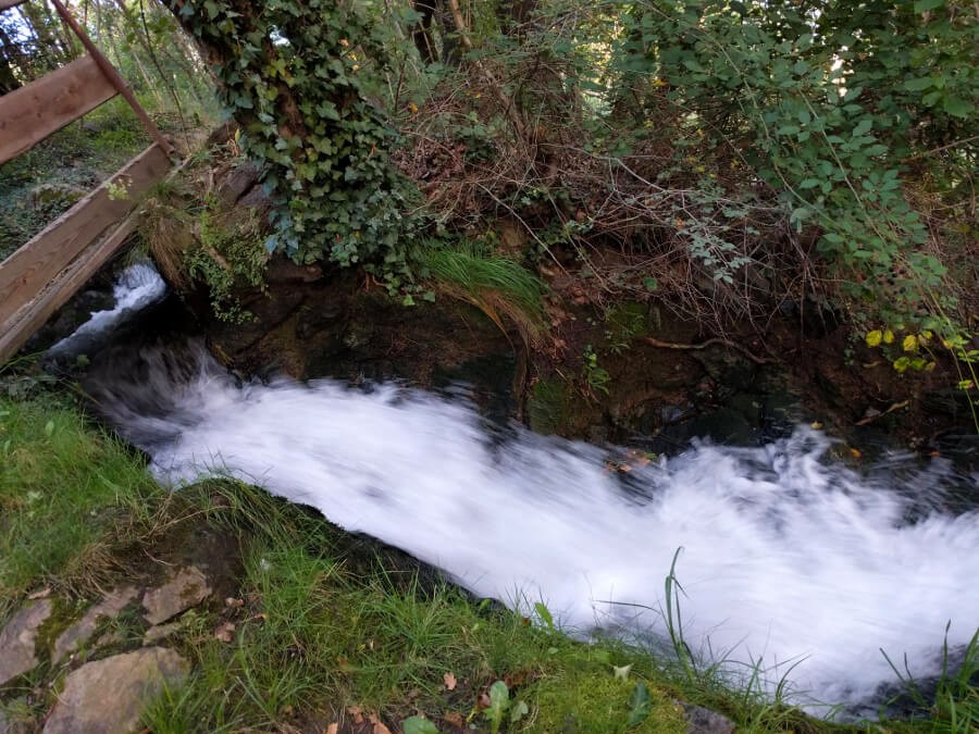 Kleiner Wasserfall am Waalweg